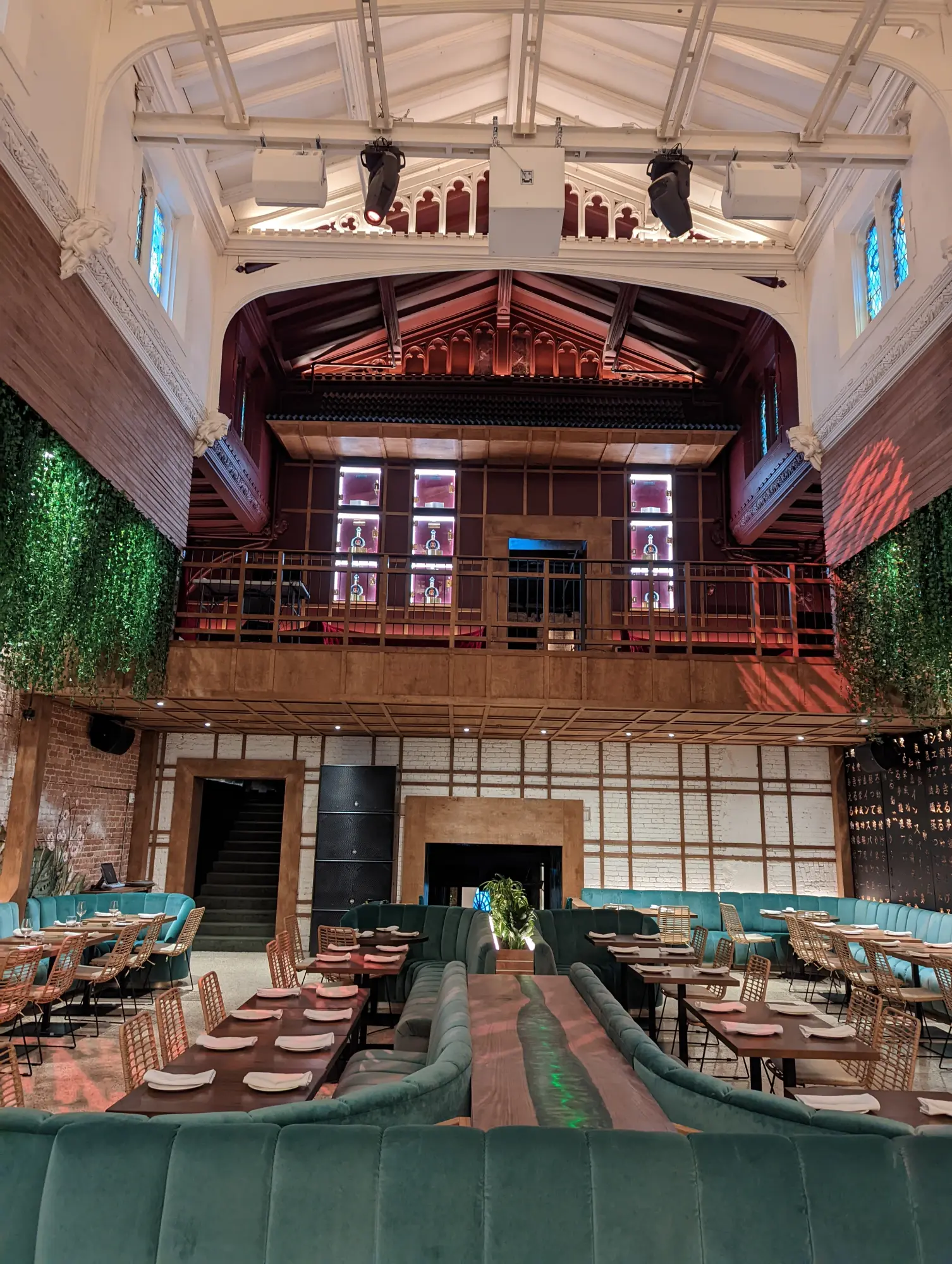 Projet commercial — éclairage et finition